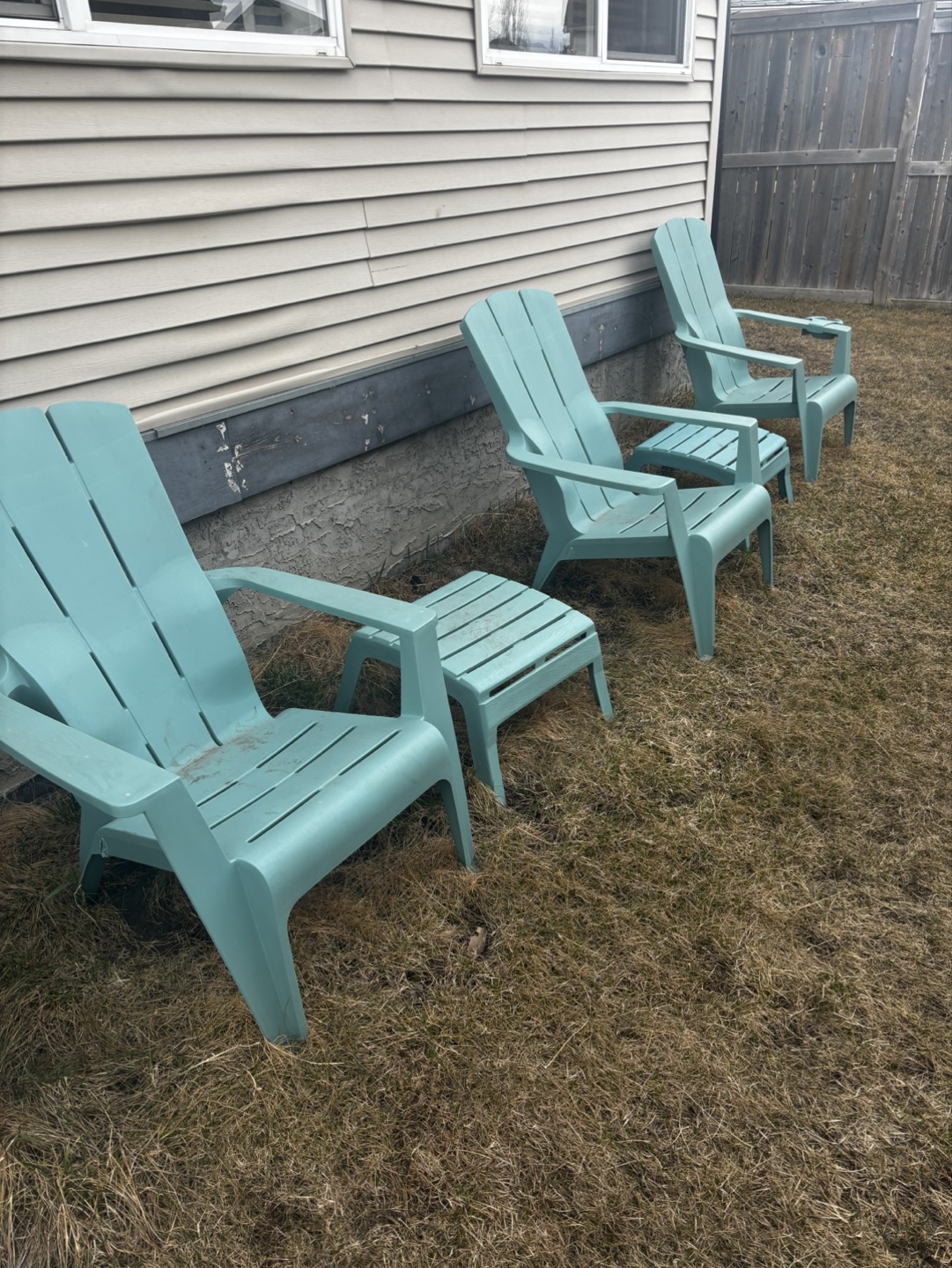 Six Chairs and Small Table 3 foot rest and 2 cup holders