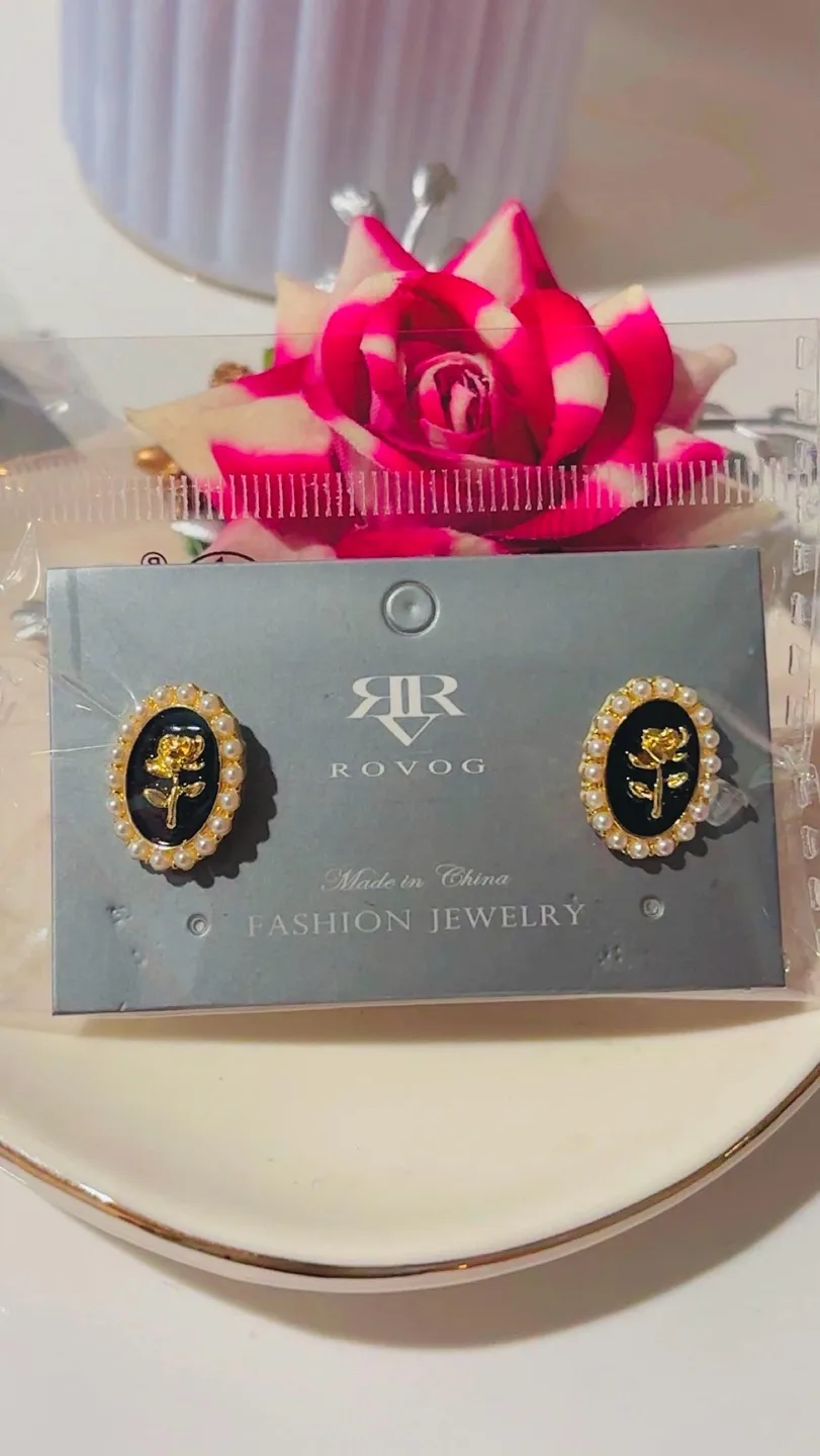 Elegant Rose Gold Pearl Stud Earrings image indicator(2)