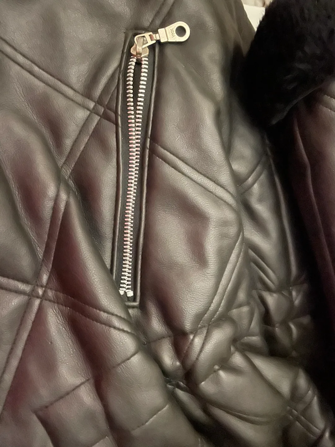 💚Women's Black Quilted Faux Leather Jacket with Faux Fur Trim image indicator(6)