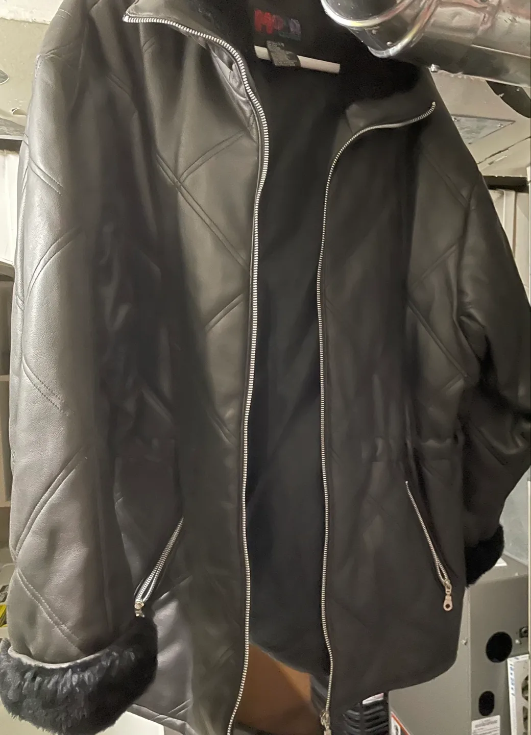 💚Women's Black Quilted Faux Leather Jacket with Faux Fur Trim image indicator(2)