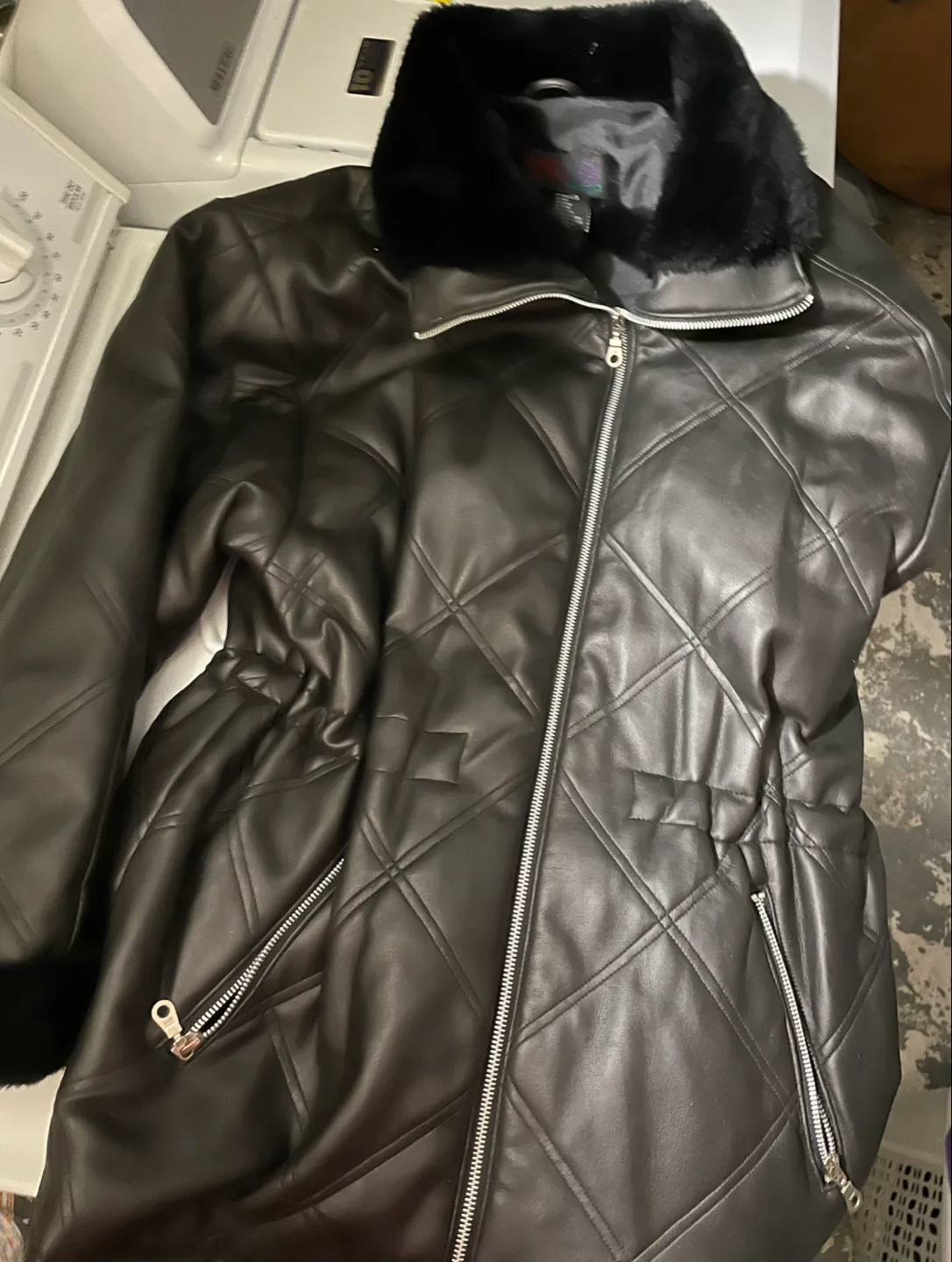 💚Women's Black Quilted Faux Leather Jacket with Faux Fur Trim image indicator(5)