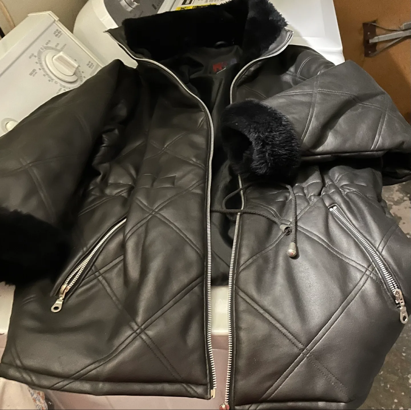 💚Women's Black Quilted Faux Leather Jacket with Faux Fur Trim image indicator(4)