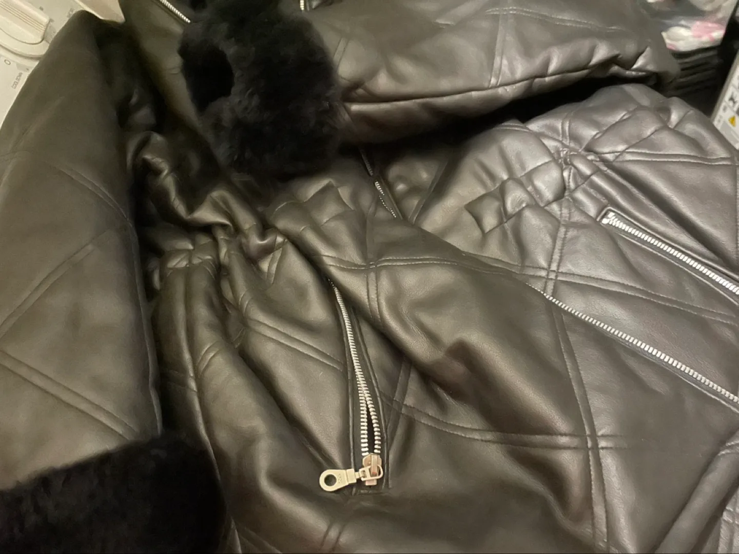 💚Women's Black Quilted Faux Leather Jacket with Faux Fur Trim image indicator(7)