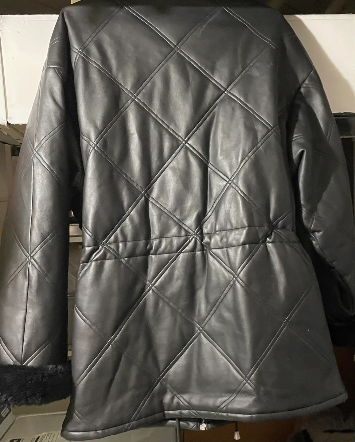 💚Women's Black Quilted Faux Leather Jacket with Faux Fur Trim image indicator(8)
