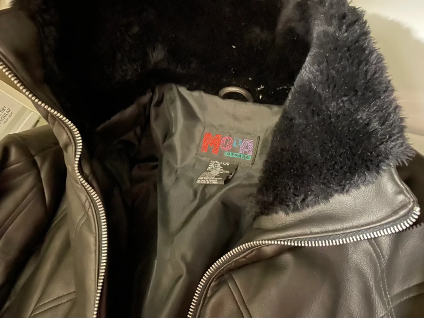 💚Women's Black Quilted Faux Leather Jacket with Faux Fur Trim image indicator(9)