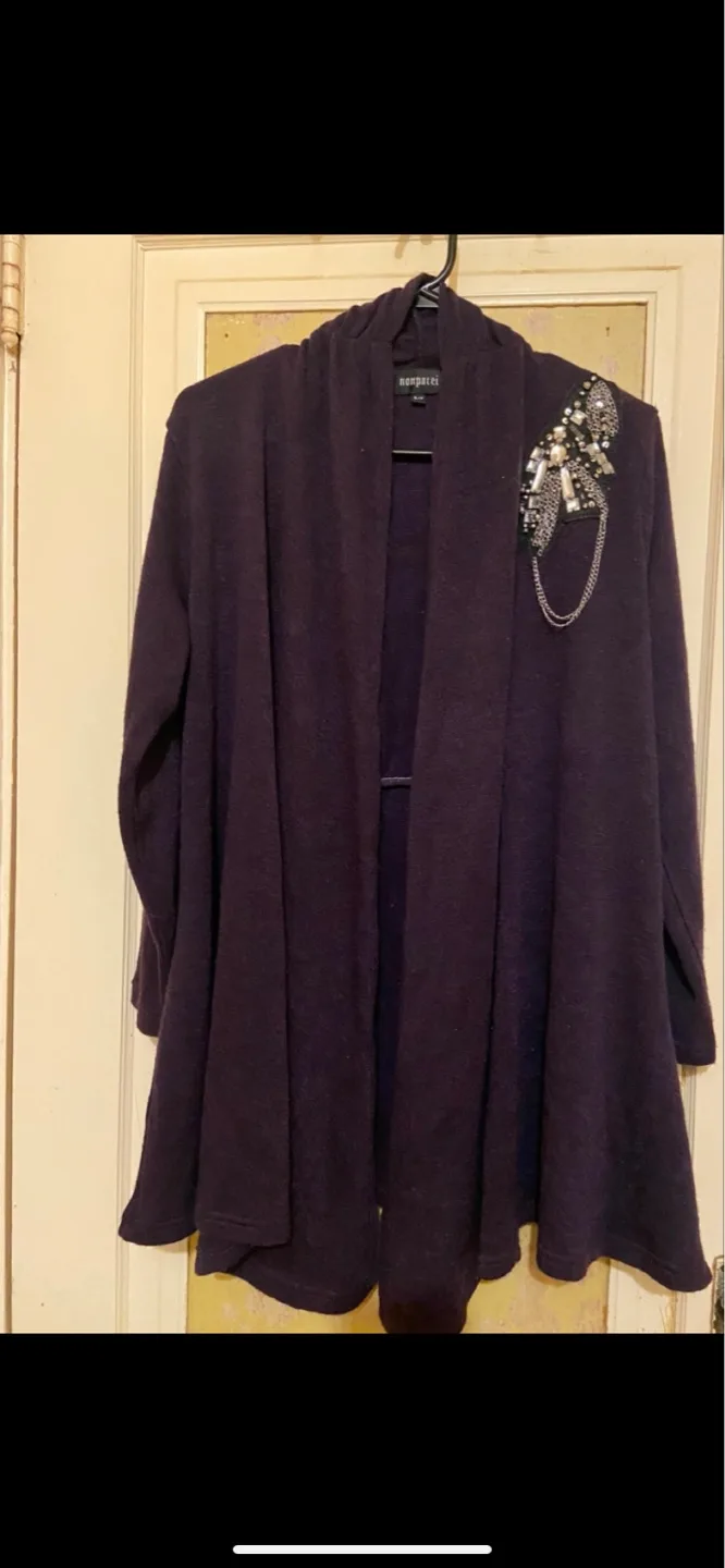 Women’s clothes & clutches image indicator(2)