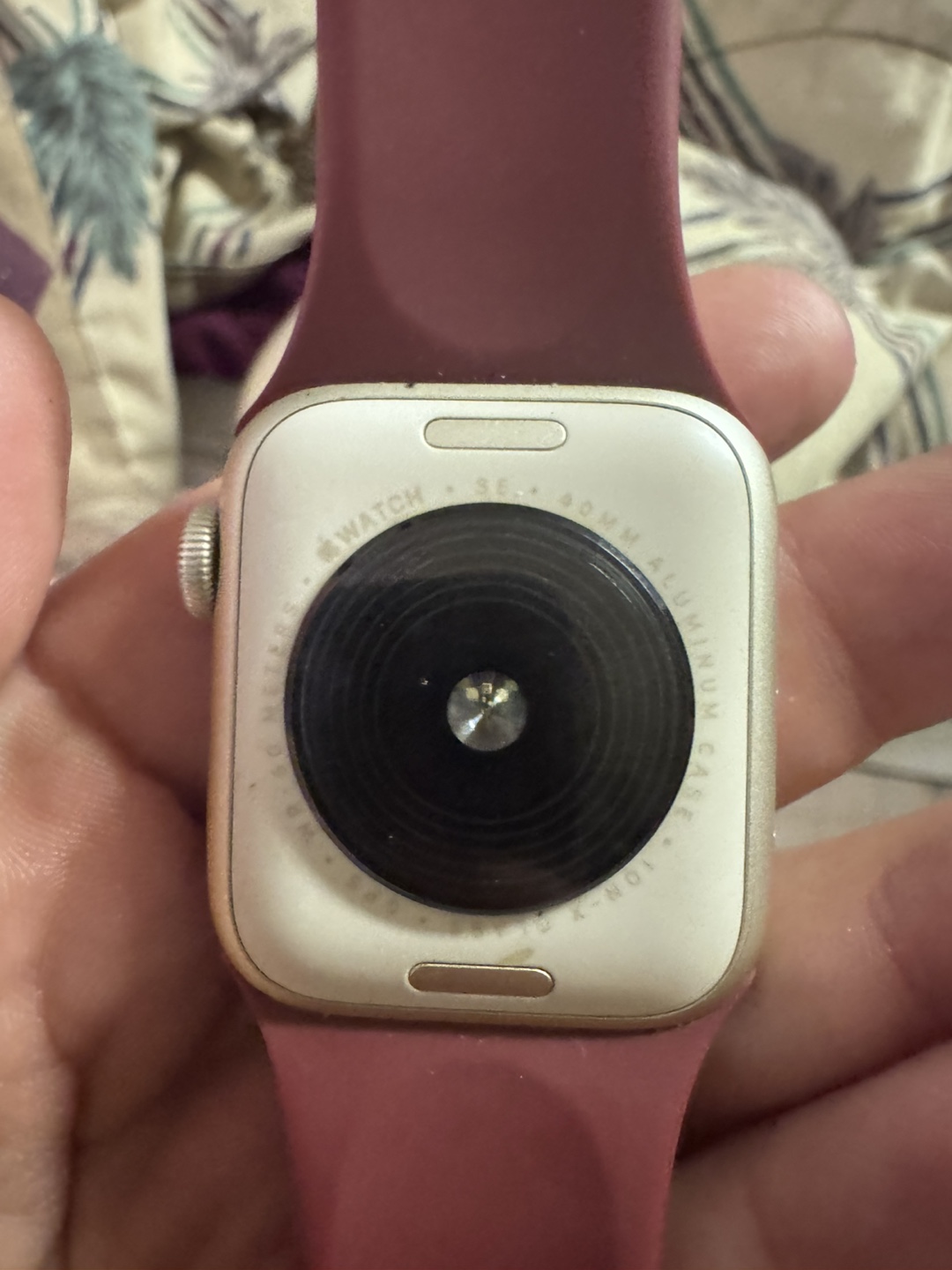 Apple Watch SE - Gold Aluminium Case - photo 2