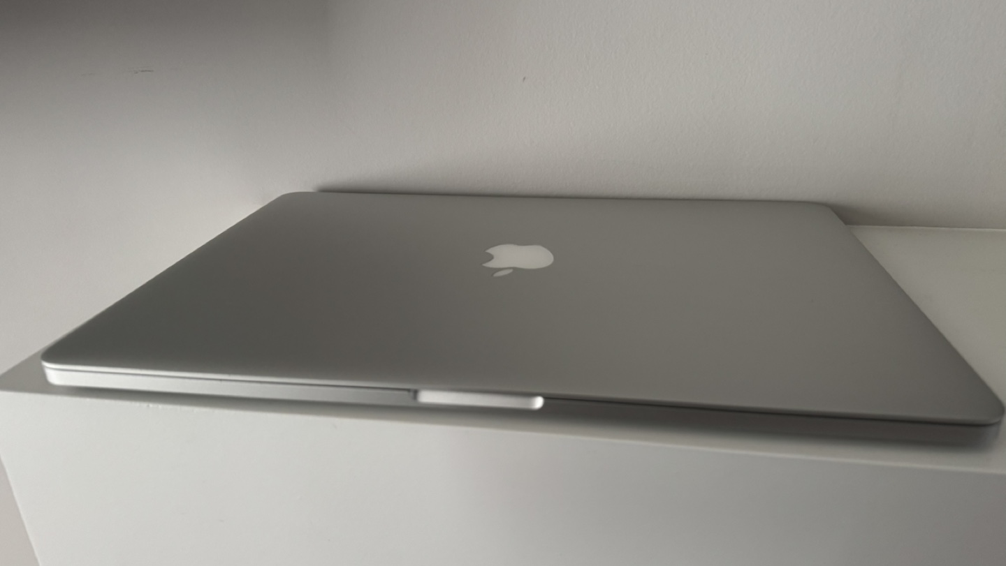 💚 MacBook Pro 15” - Silver - Excellent Condition - photo 2