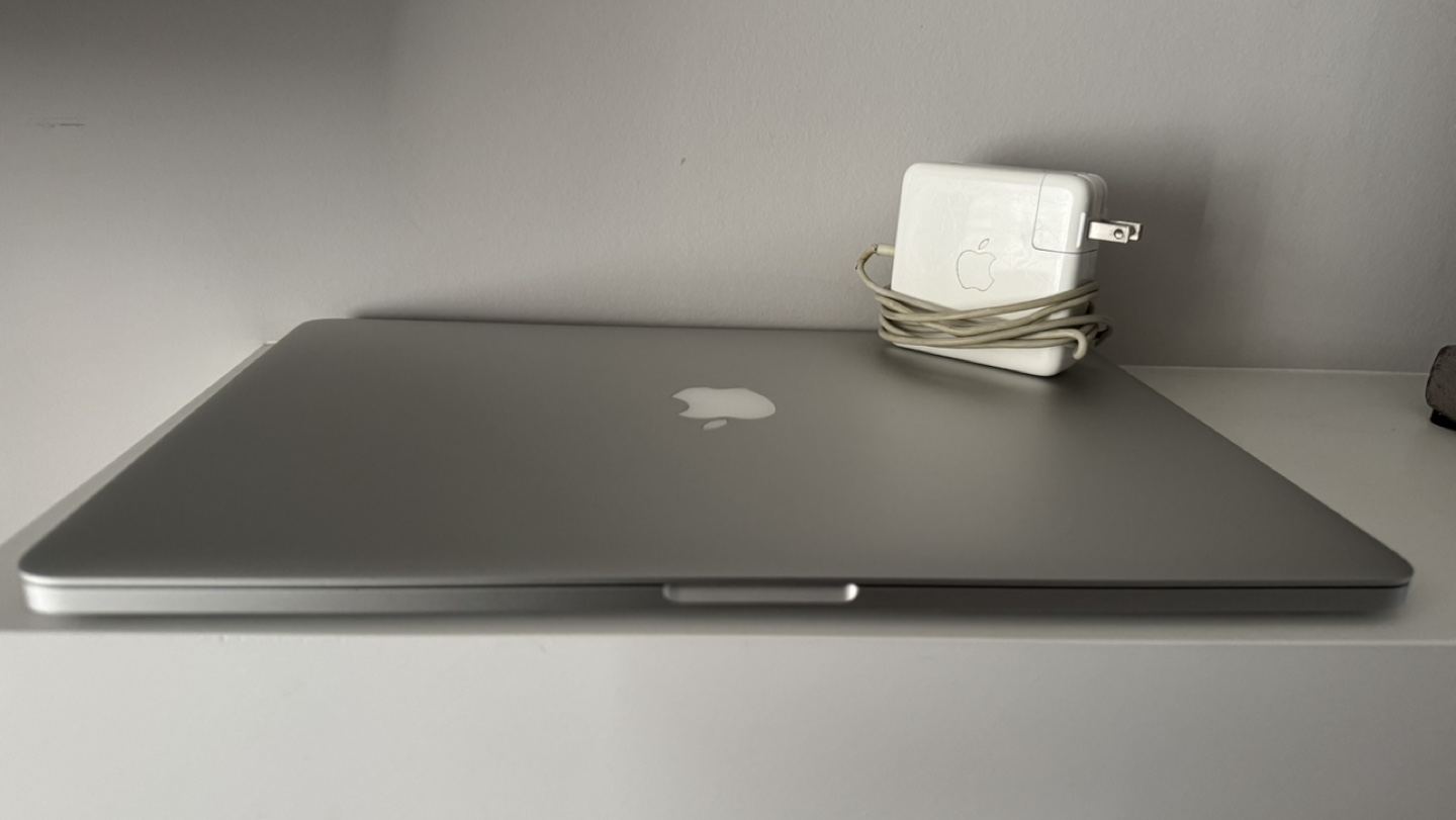 💚 MacBook Pro 15” - Silver - Excellent Condition - photo 3