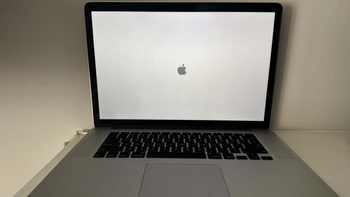💚 MacBook Pro 15” - Silver - Excellent Condition - photo 4