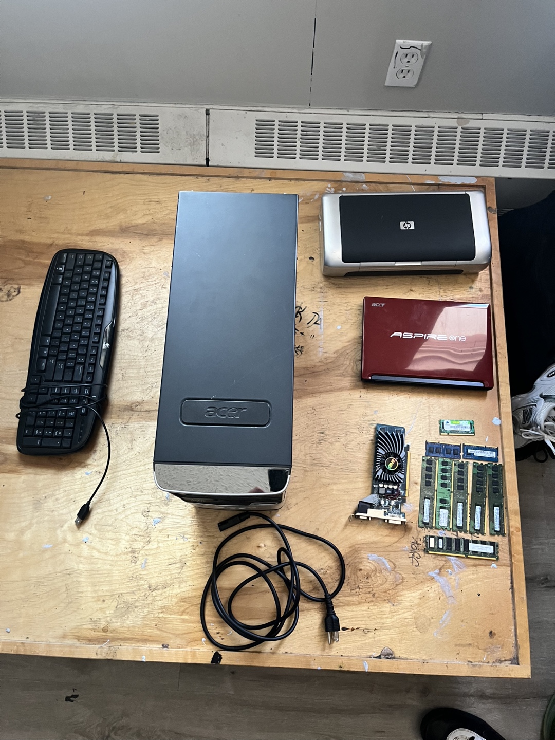 Huge electronics lot (desktop pc, laptop, printer,)