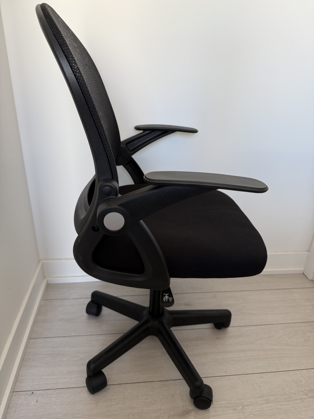 Ergonomic Office Chair with Adjustable Height - photo 3