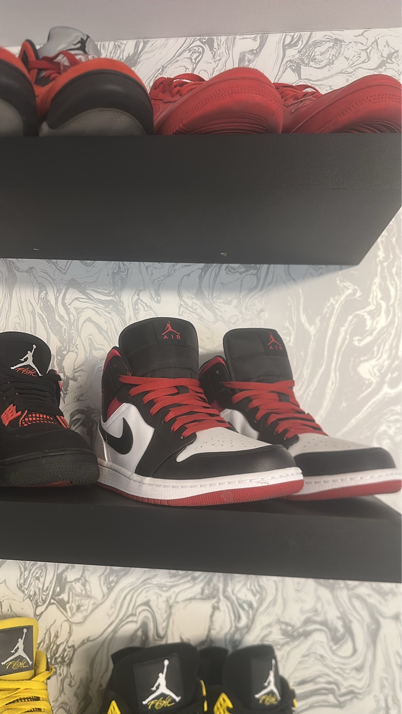 Air Jordan 1 Mid Black Toe