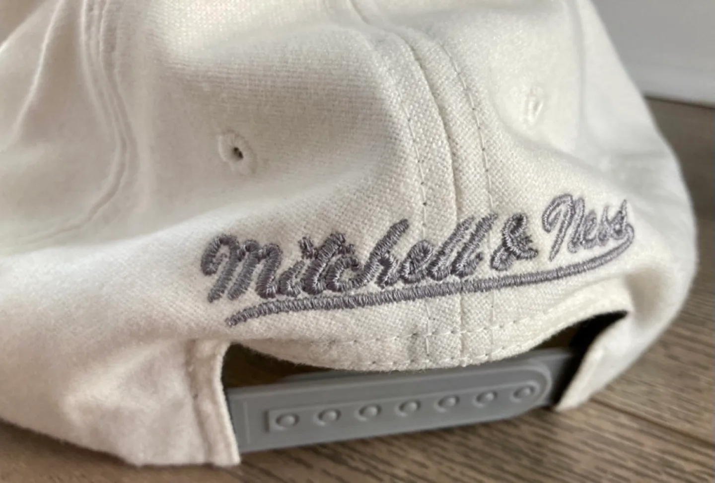 Mitchell & Ness Chicago Bulls Cream & Grey Snapback Hat image indicator(4)