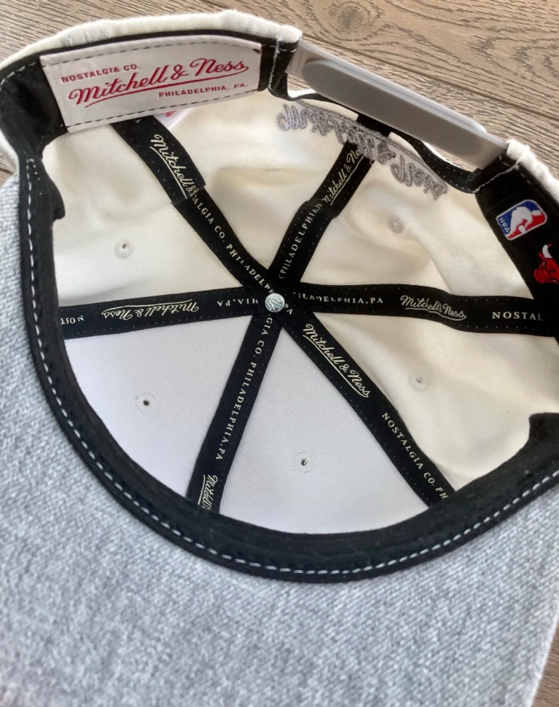 Mitchell & Ness Chicago Bulls Cream & Grey Snapback Hat image indicator(5)