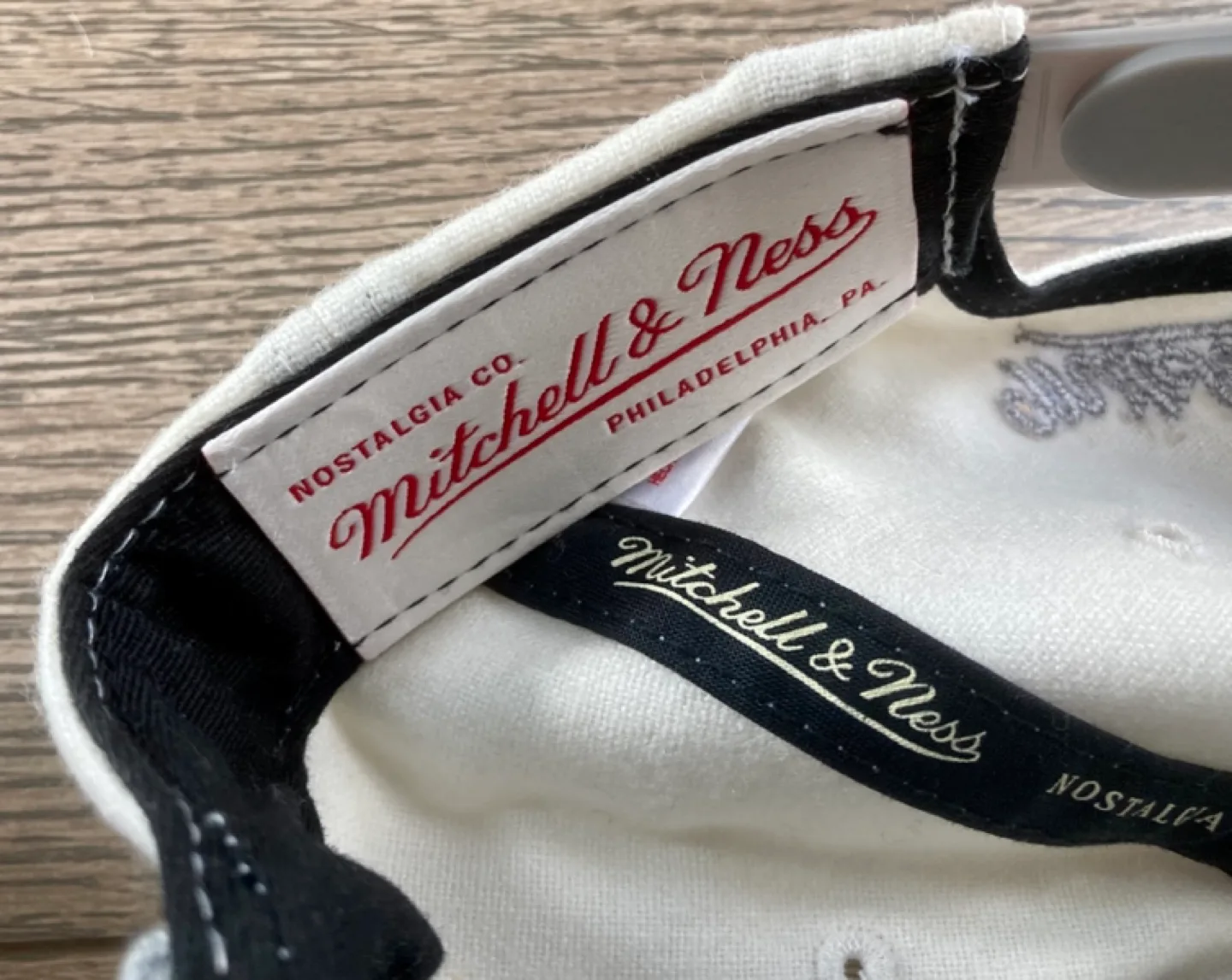 Mitchell & Ness Chicago Bulls Cream & Grey Snapback Hat image indicator(6)