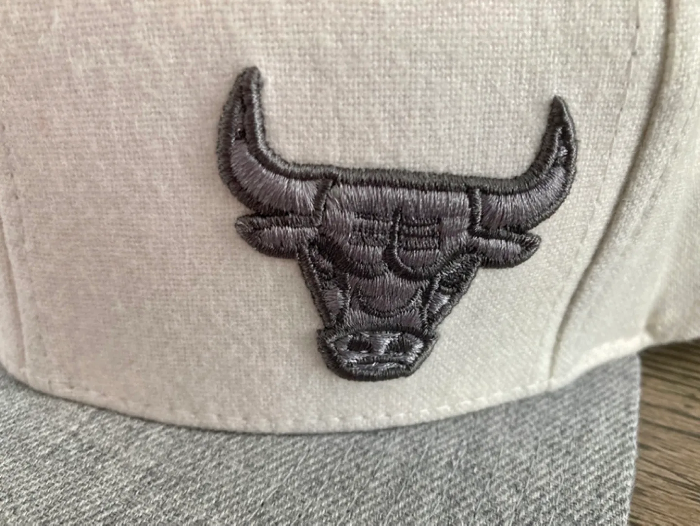 Mitchell & Ness Chicago Bulls Cream & Grey Snapback Hat image indicator(3)