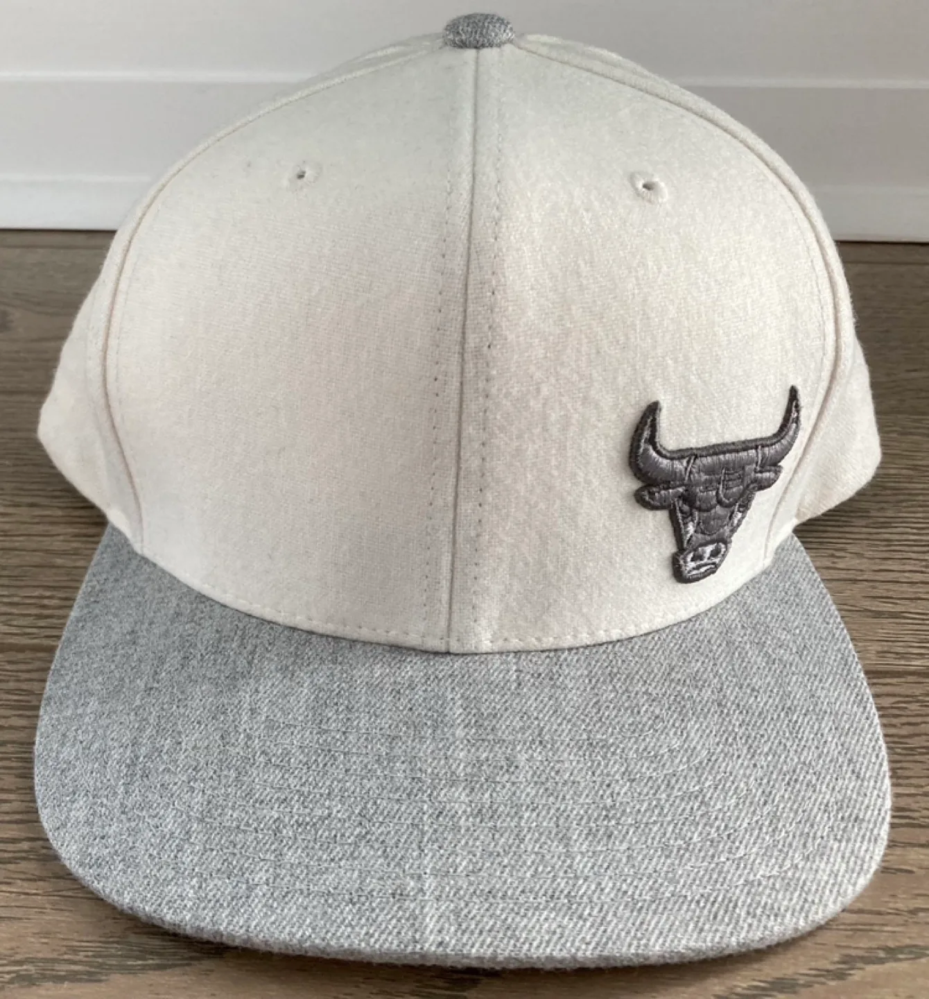 Mitchell & Ness Chicago Bulls Cream & Grey Snapback Hat image indicator(2)