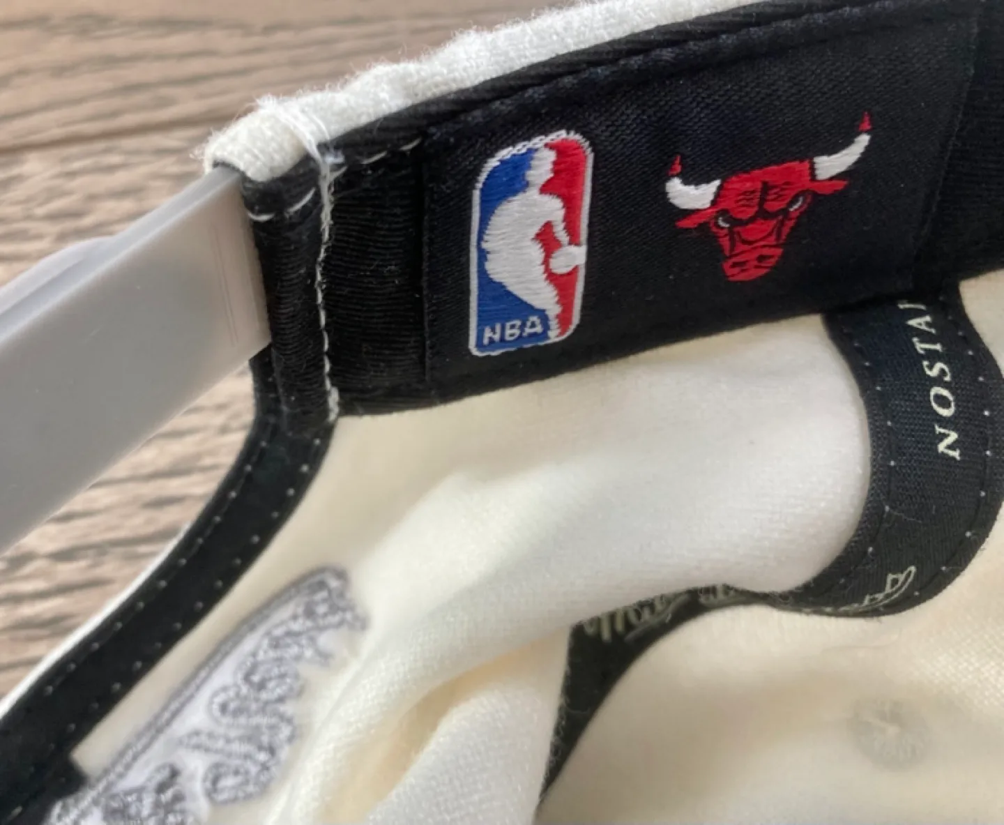 Mitchell & Ness Chicago Bulls Cream & Grey Snapback Hat image indicator(7)