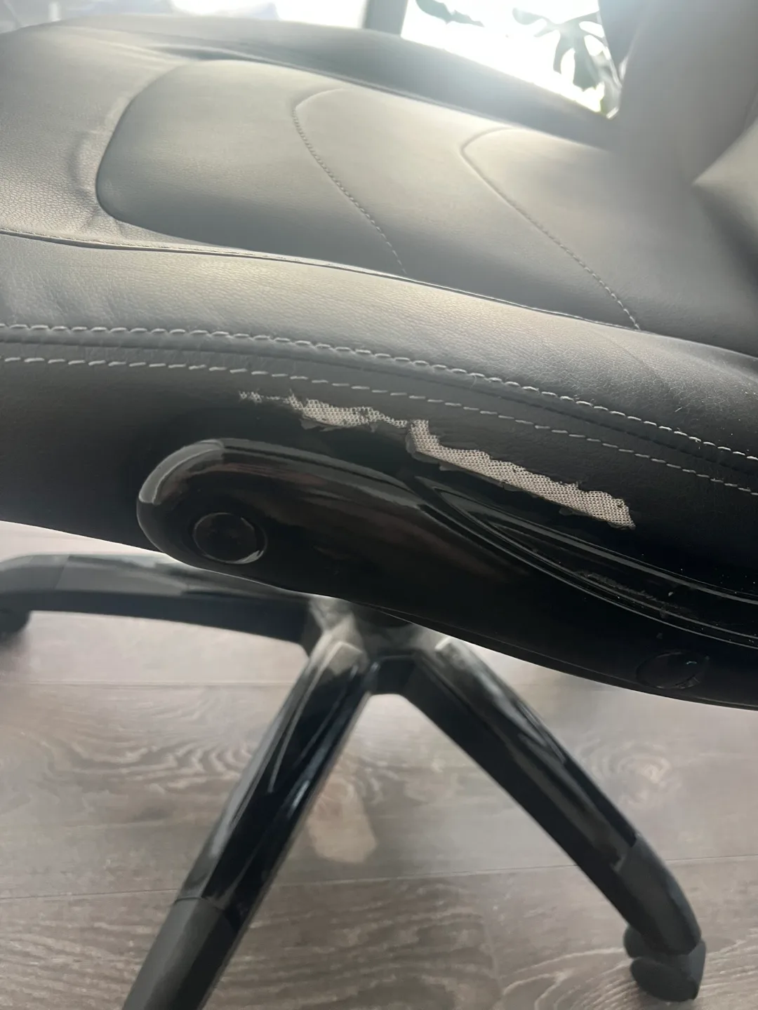 Pre-Owned Staples Emerge Vortex Gaming Chair image indicator(3)