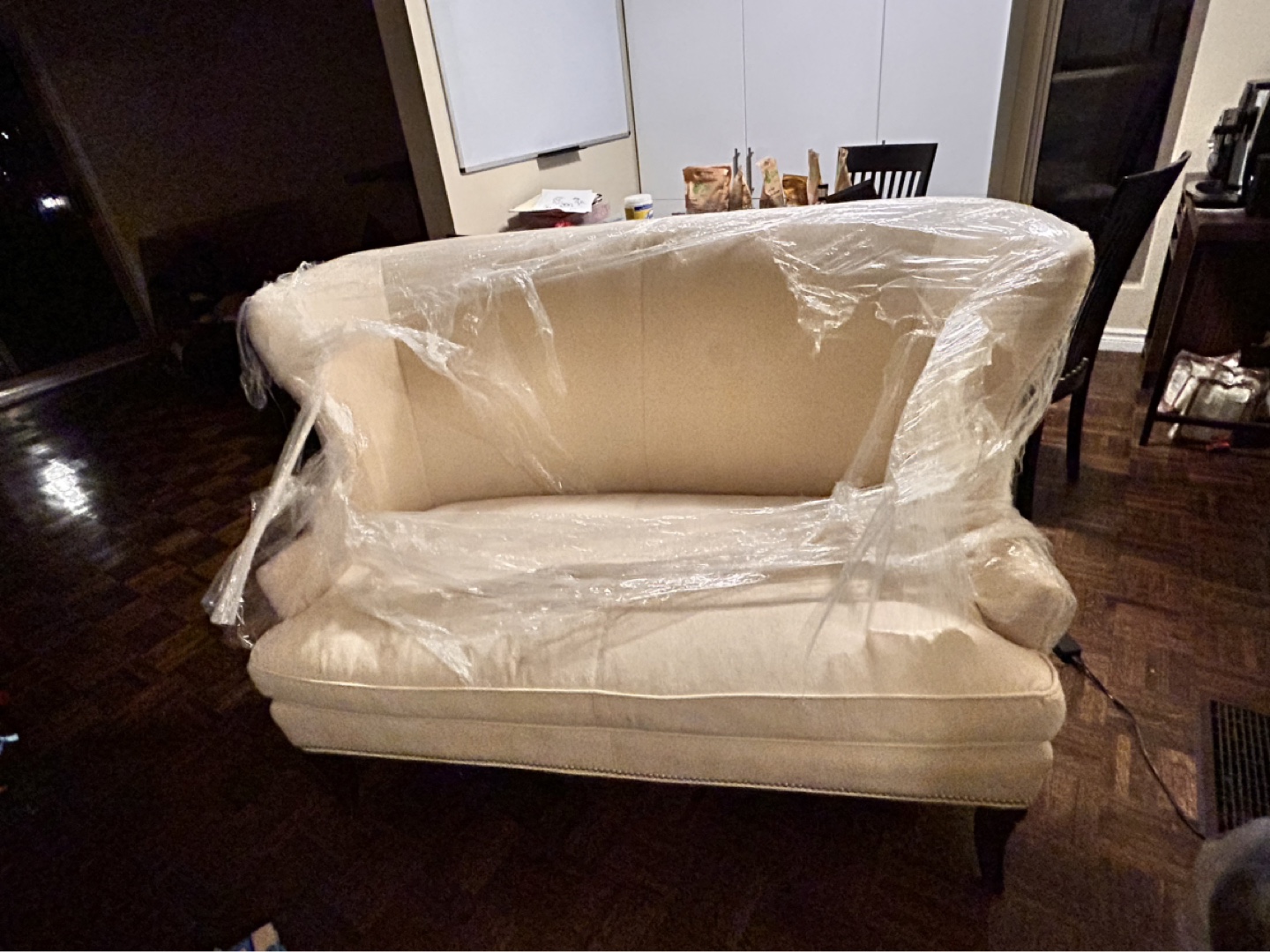 Cream-coloured loveseat with nailhead trim - photo 3