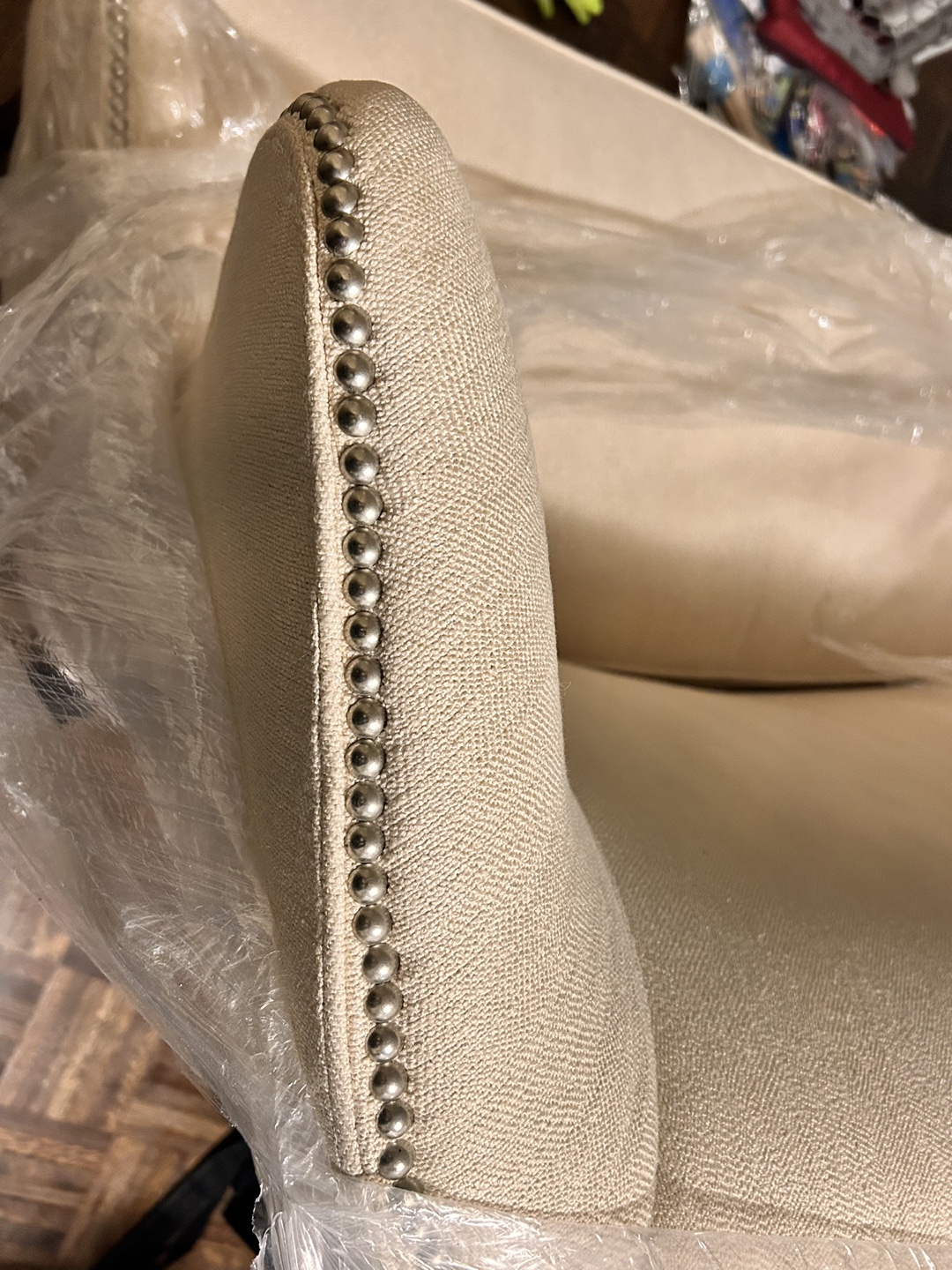 Cream-coloured loveseat with nailhead trim - photo 2