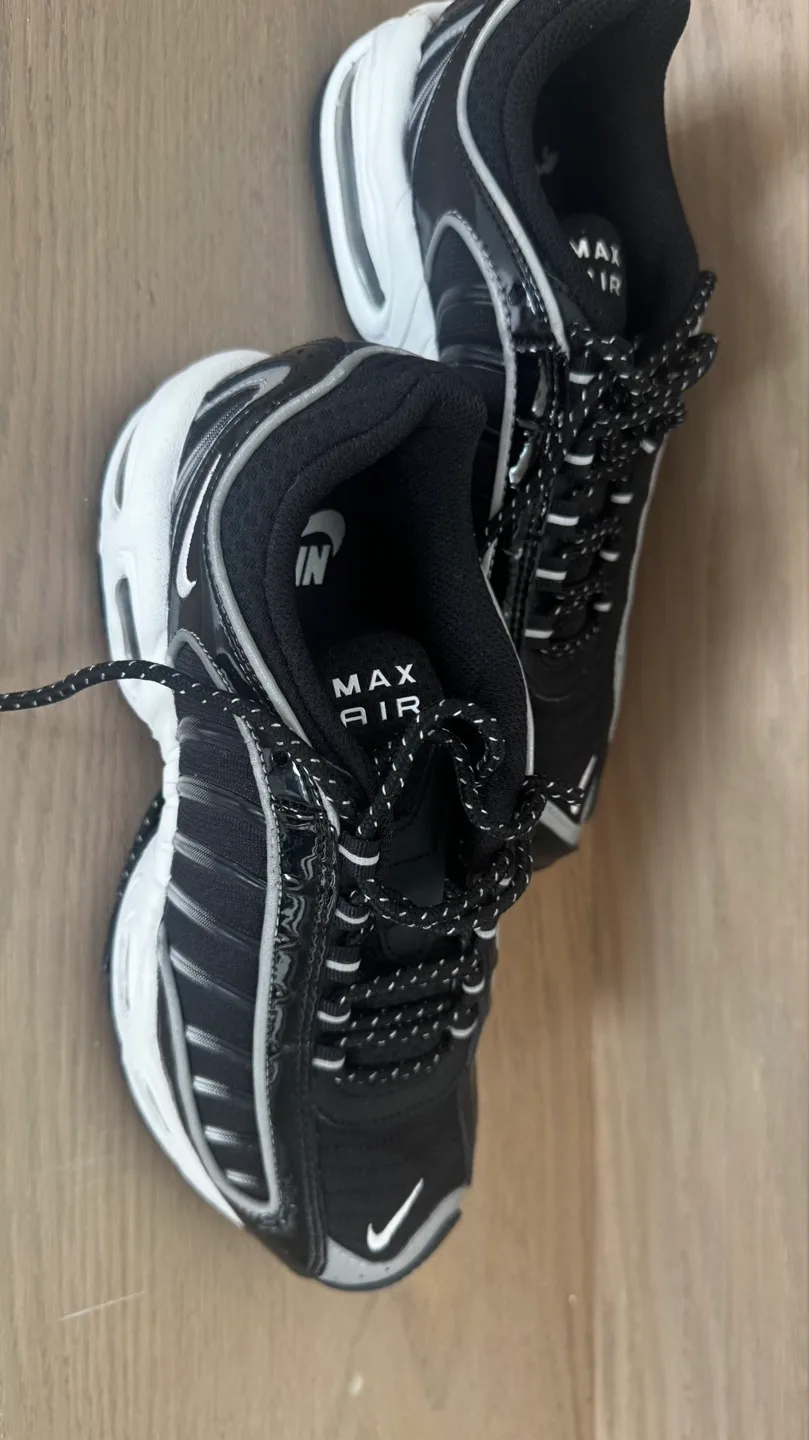 Nike Air Max Plus Women's Running Shoes - Size 6.5 image indicator(2)