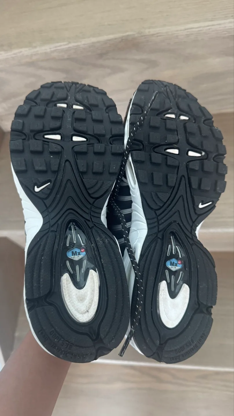 Nike Air Max Plus Women's Running Shoes - Size 6.5 image indicator(3)