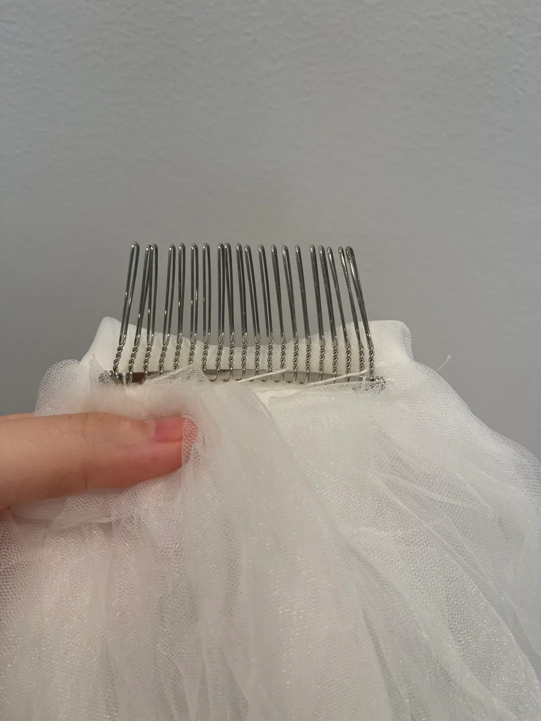 White bridal veil with comb image indicator(4)