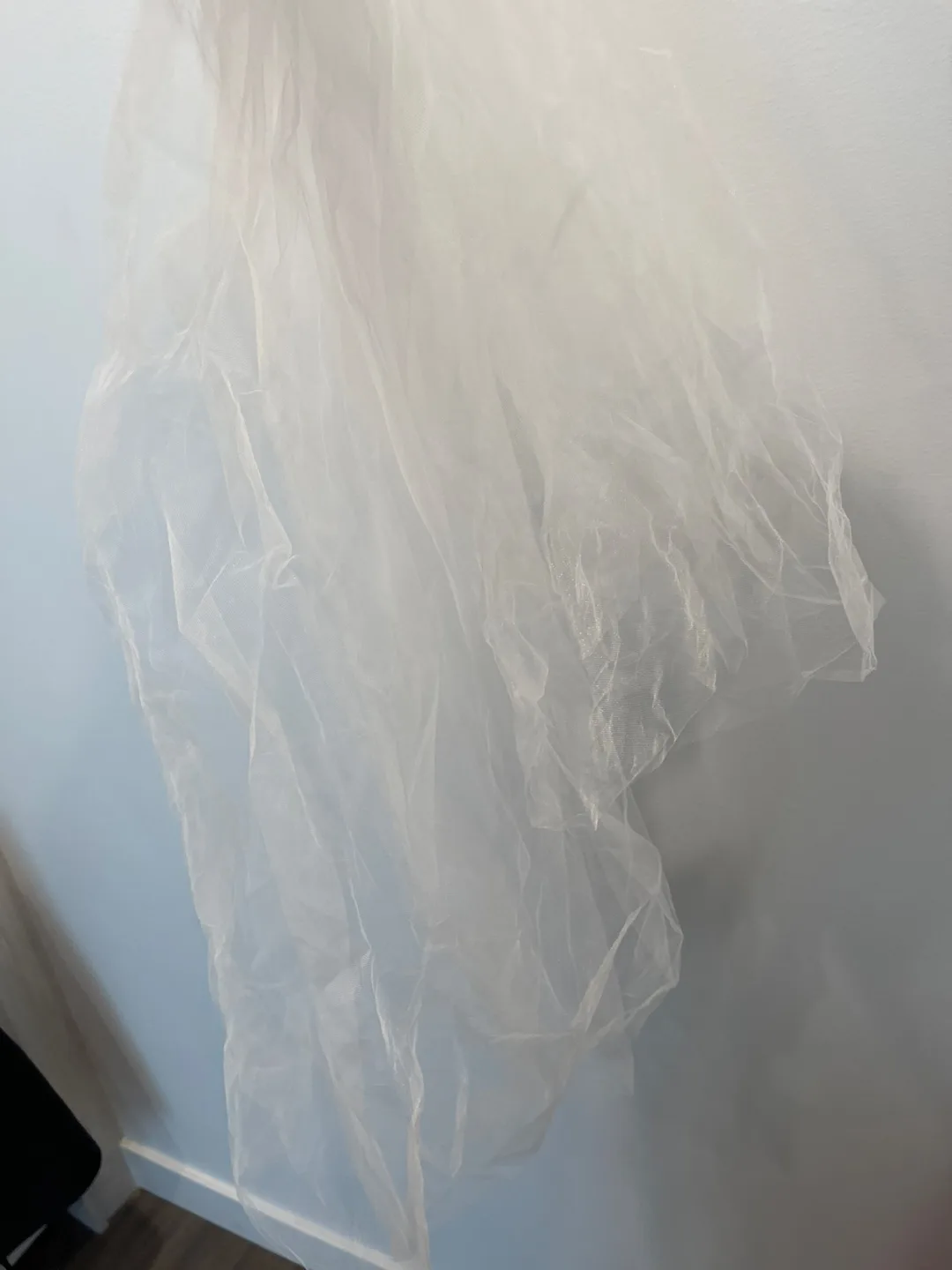 White bridal veil with comb image indicator(6)
