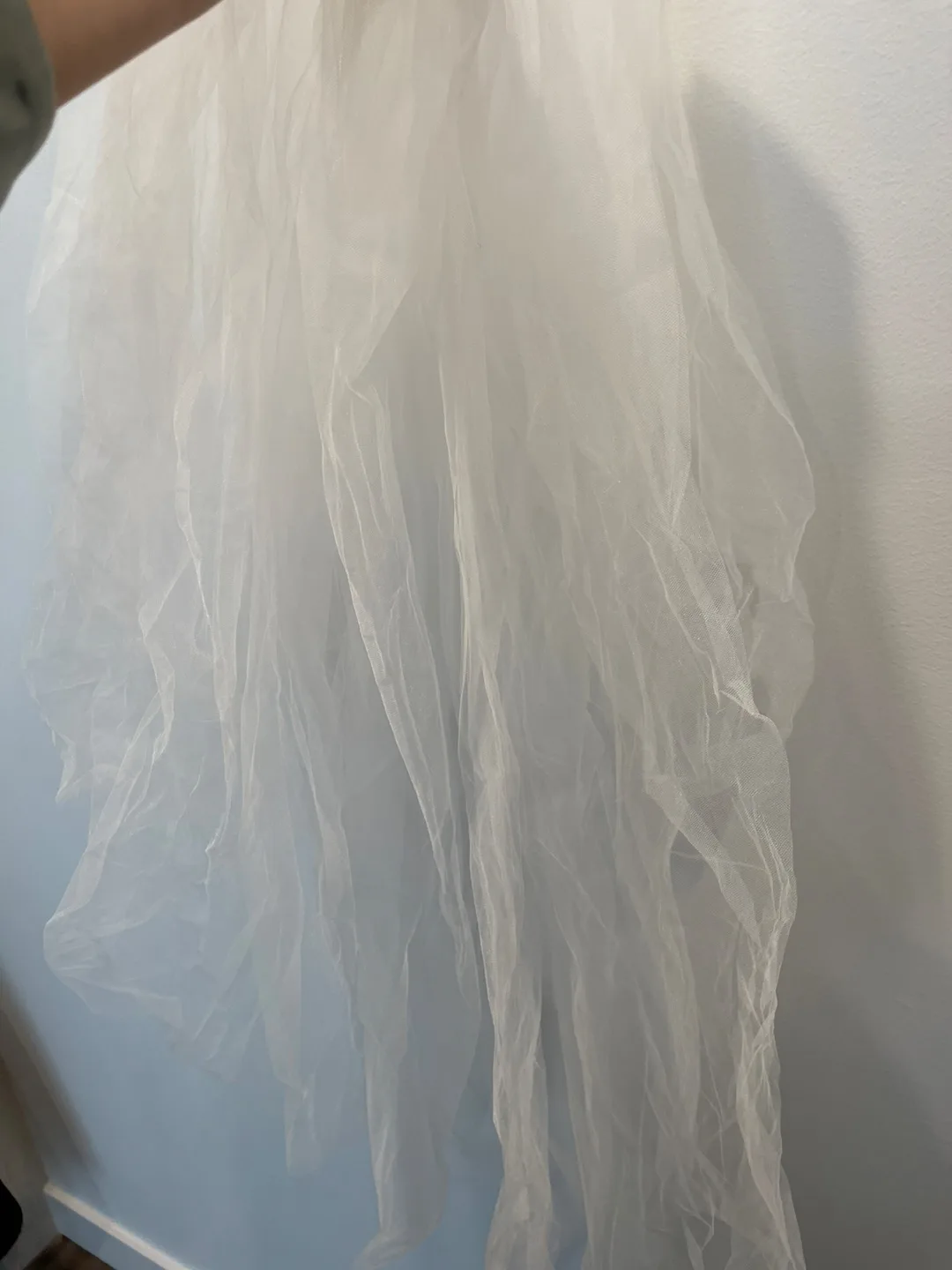 White bridal veil with comb image indicator(7)