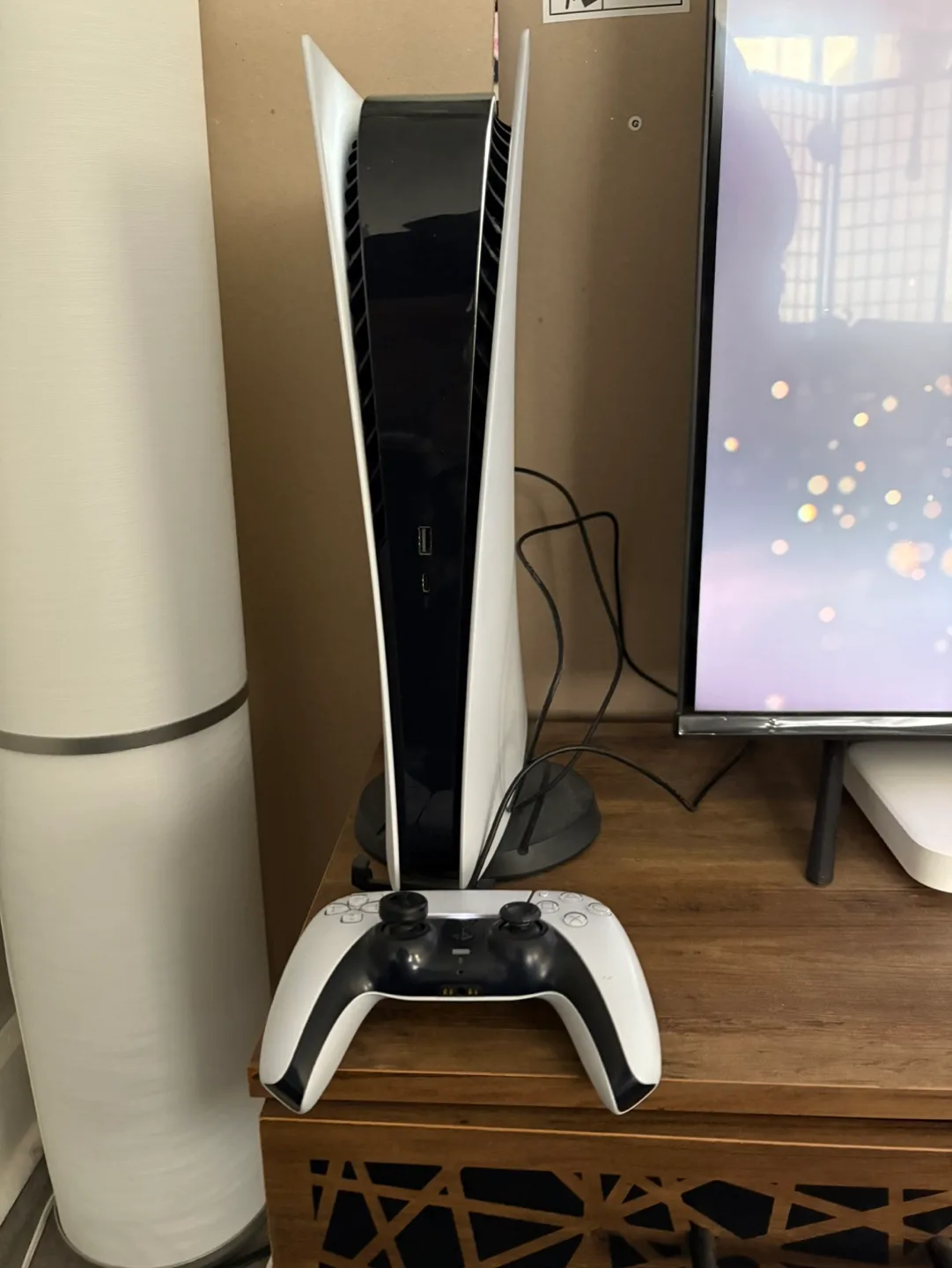 PlayStation 5 Digital Edition Console - 825 GB image indicator(3)