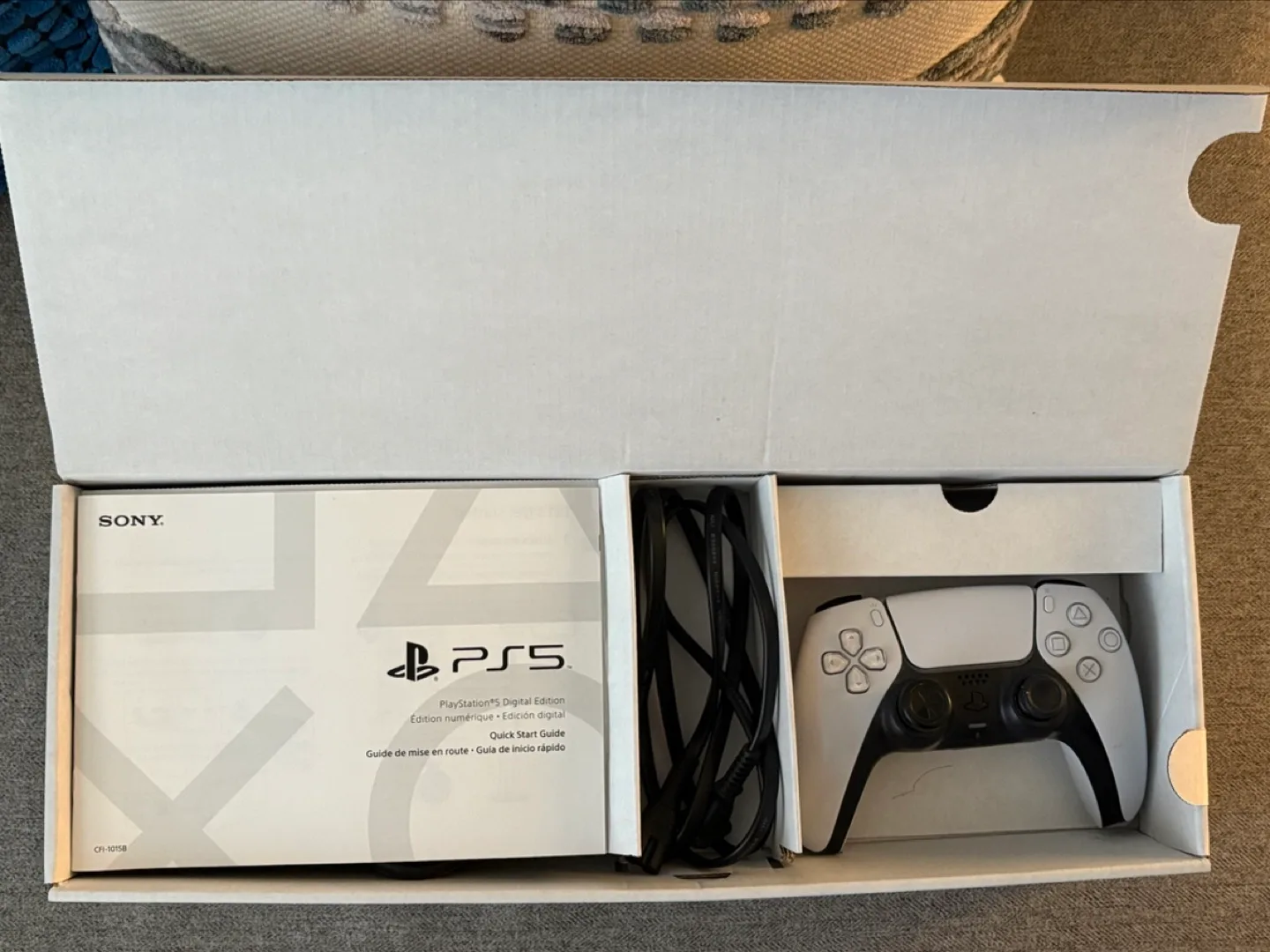 PlayStation 5 Digital Edition Console - 825 GB image indicator(10)