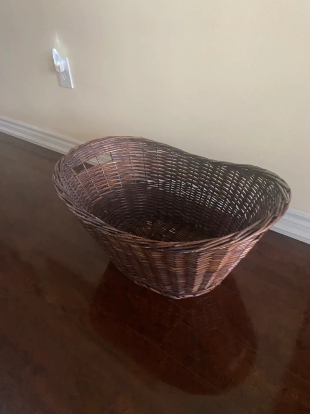 Large Wicker Laundry Basket image indicator(3)