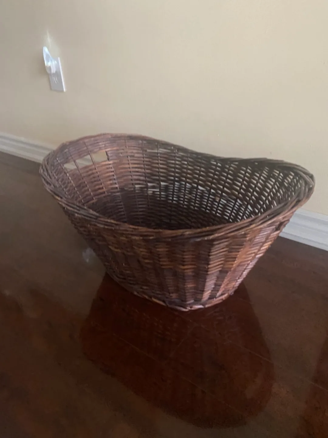 Large Wicker Laundry Basket image indicator(2)