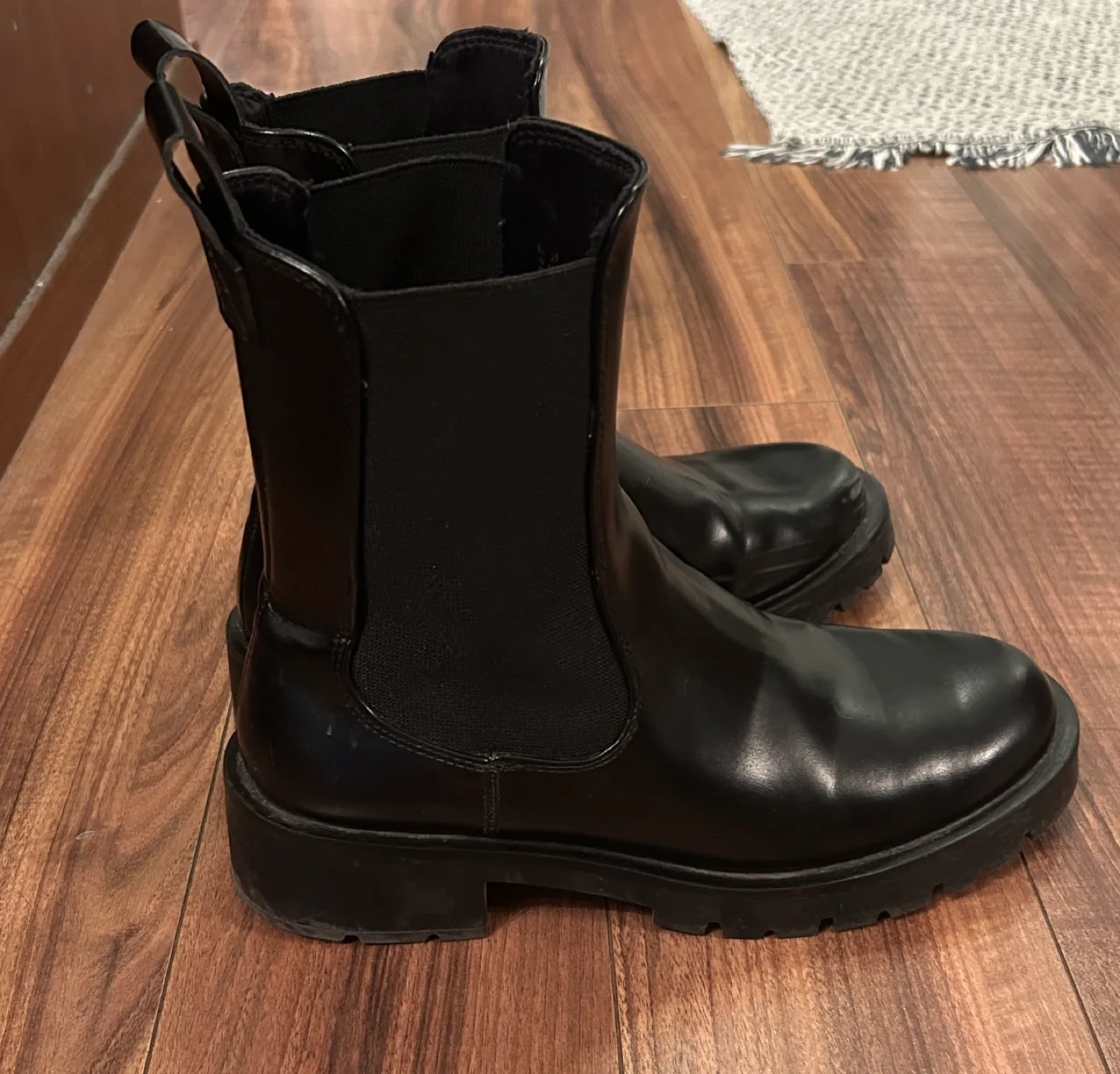 H&M Chelsea boots thumbnail