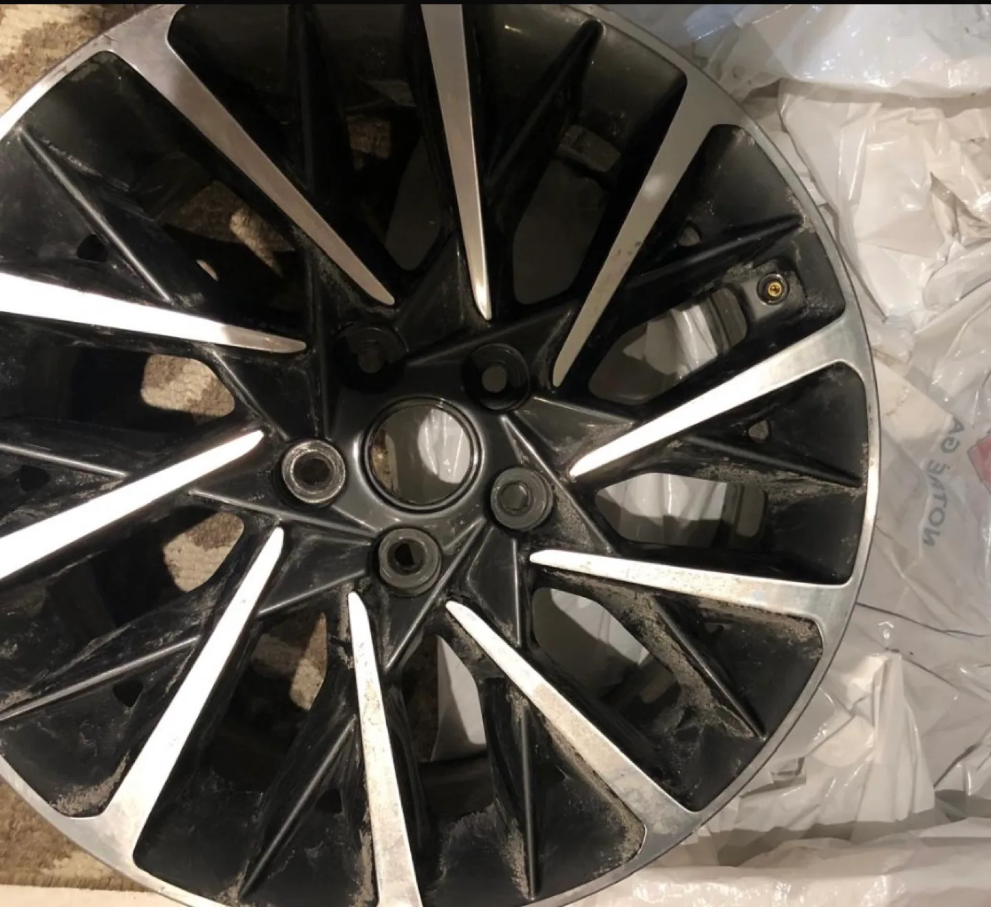 Used 18” Hyundai Sonata Alloy Wheel image indicator(3)