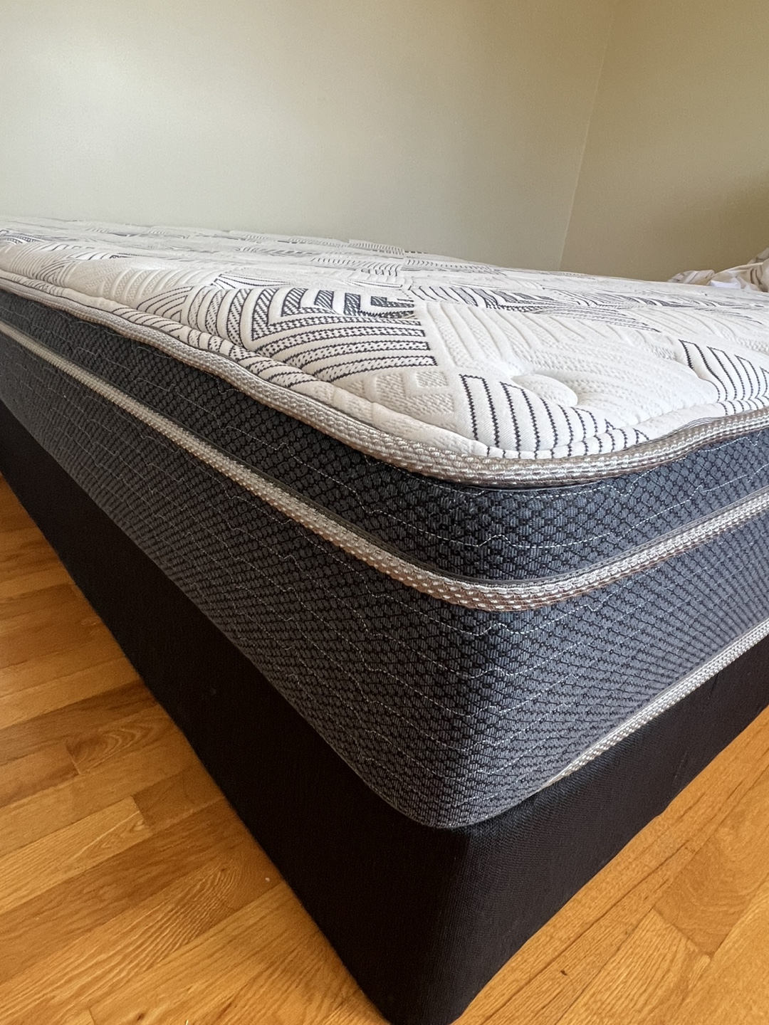 Serta Perfect Sleeper Mattress Set Queen size bed - photo 3