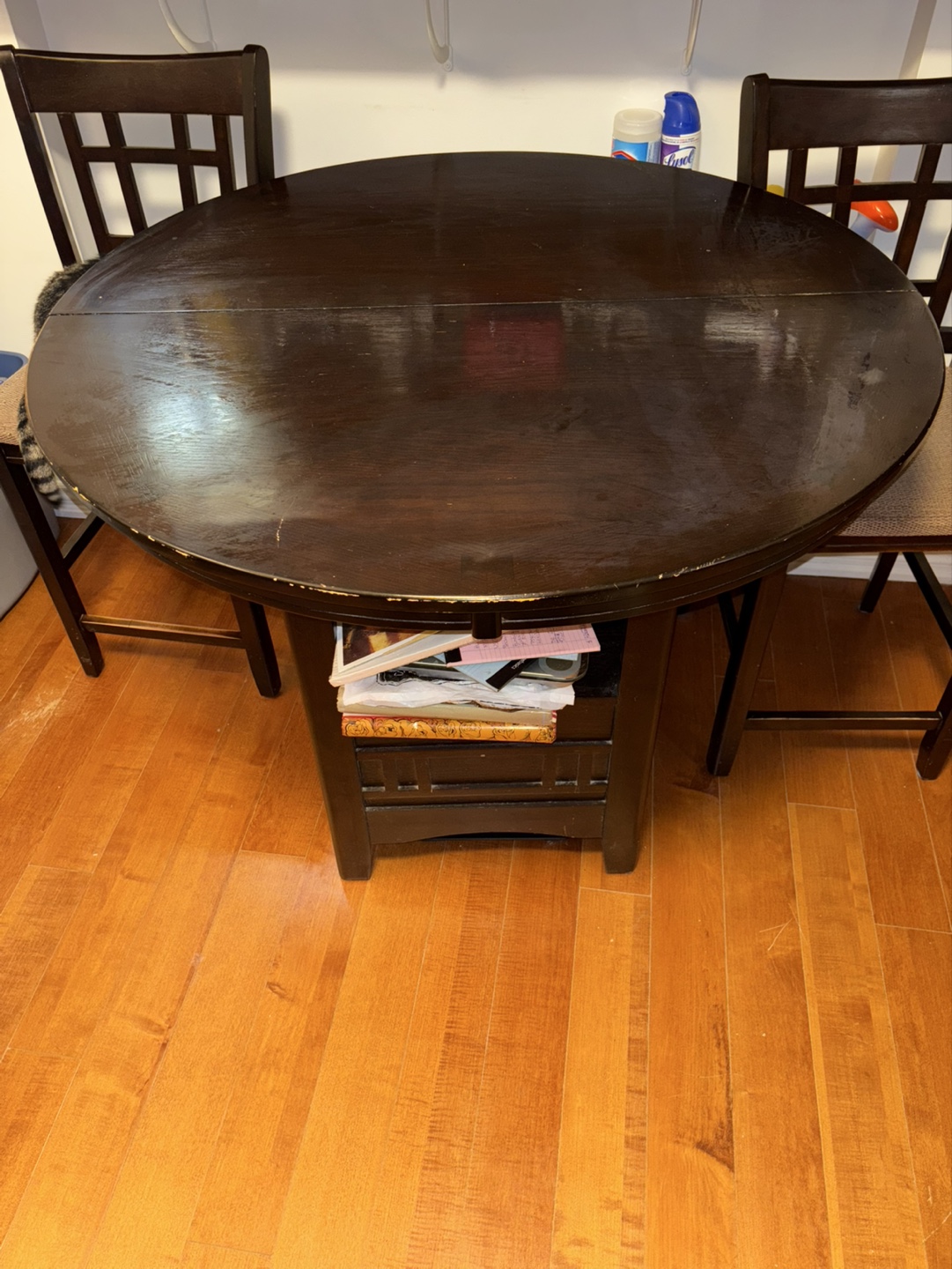 Round Table with 3 Chairs