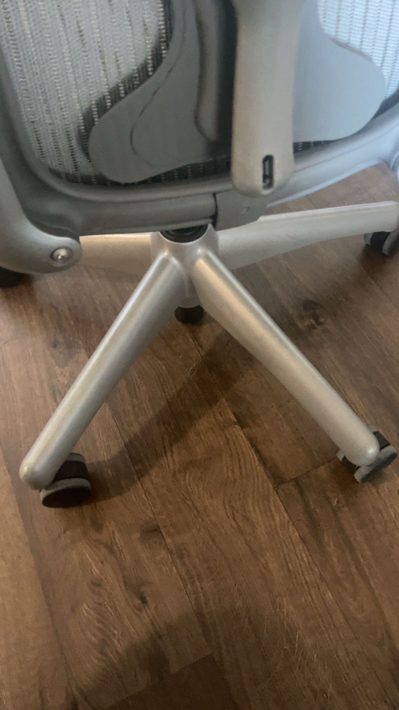 Herman Miller Aeron Chair - photo 5
