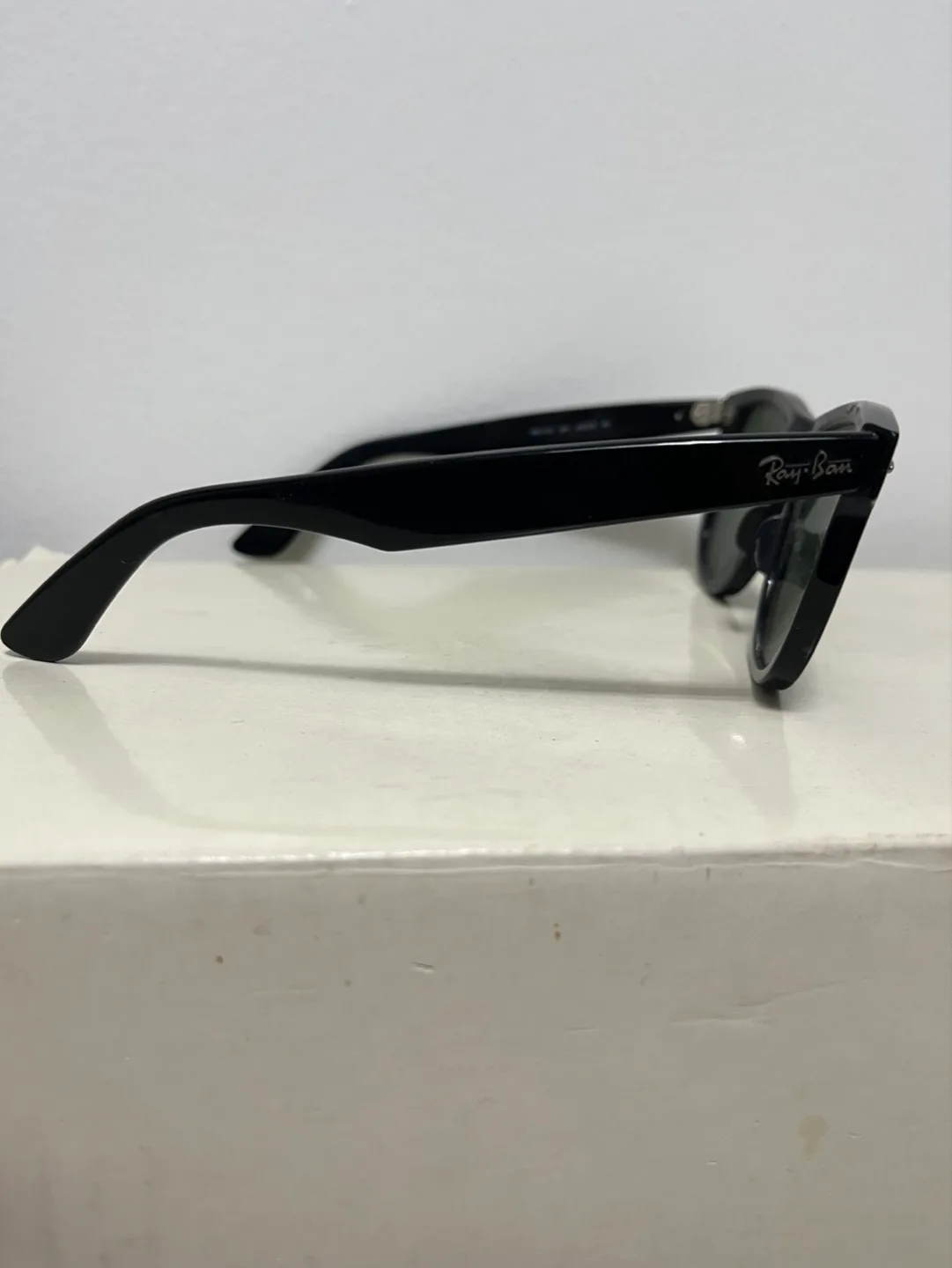 Vintage Style Ray-Ban Wayfarer Sunglasses image indicator(4)