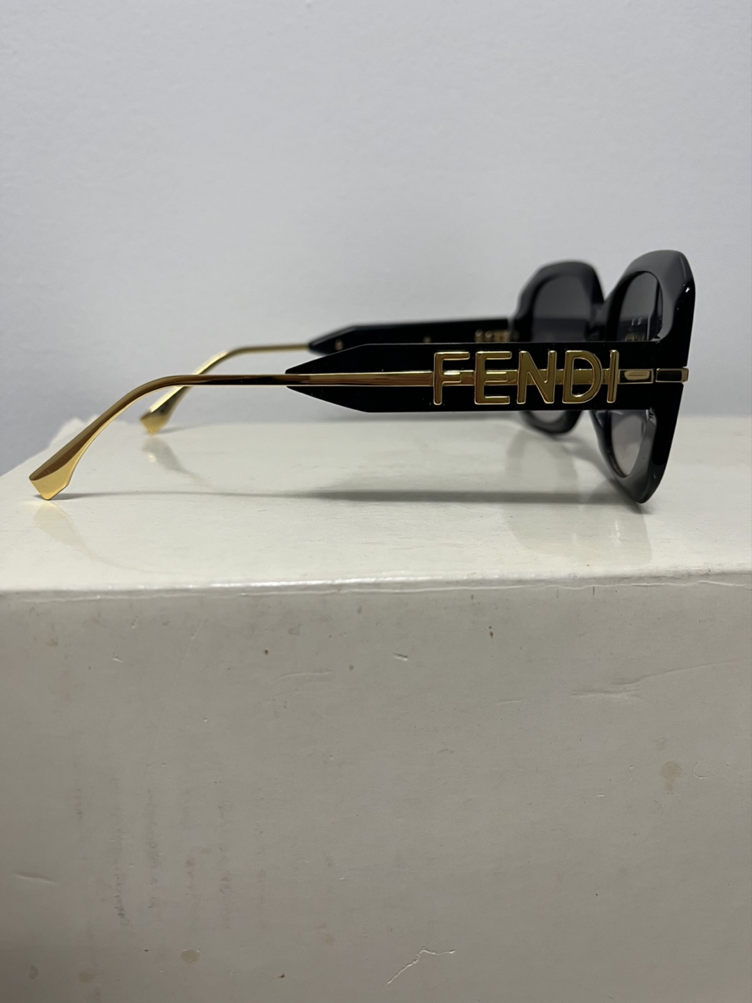 Fendi Sunglasses - Black Frame, Gradient Lenses - photo 3