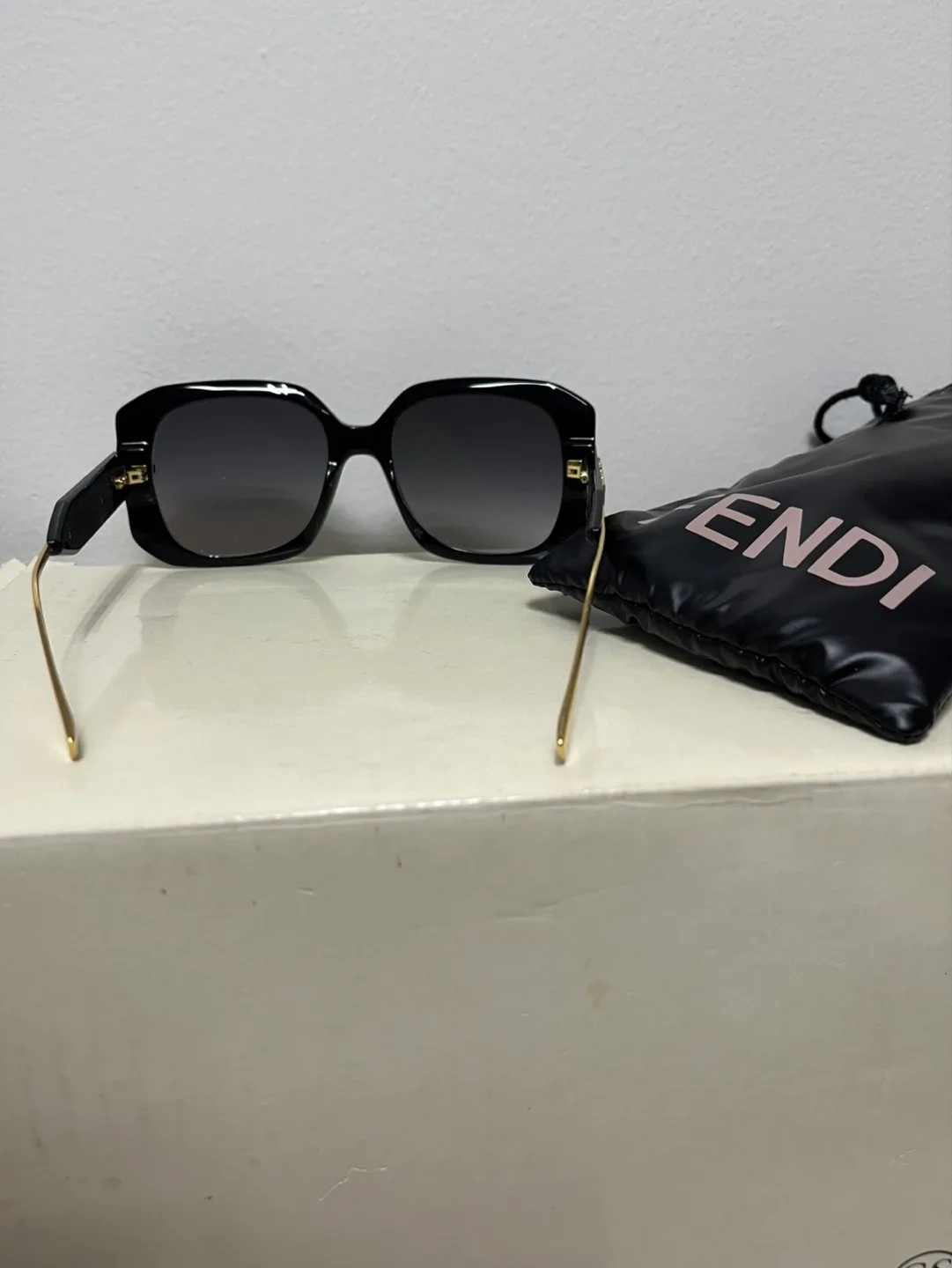 Fendi Sunglasses - Black Frame, Gradient Lenses image indicator(4)