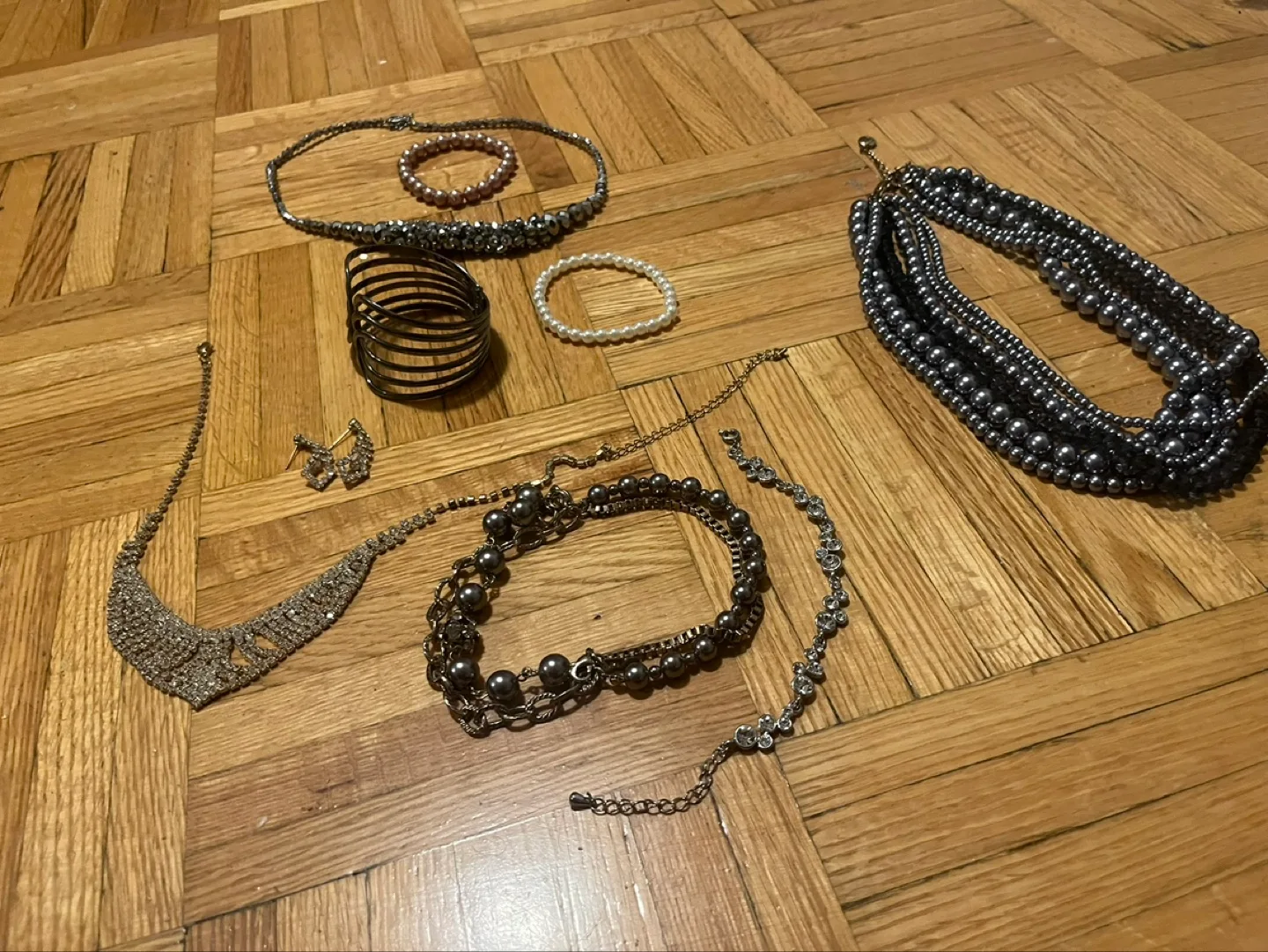 Jewelry Lot: Necklaces, Bracelets, Earrings image indicator(3)
