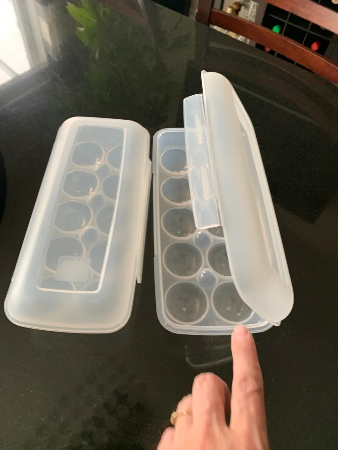 Two Stackable Clear Plastic Egg Containers image indicator(2)