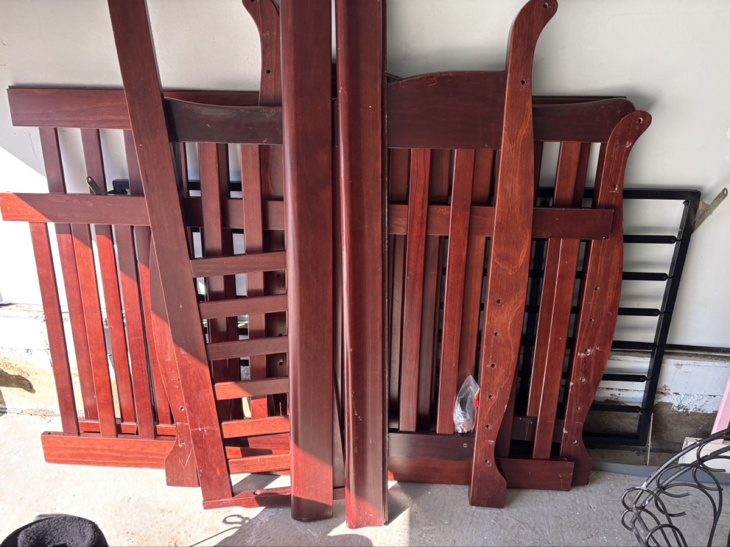 Convertible Crib Tammy by Benjamin Strollers Co. Ltd.
