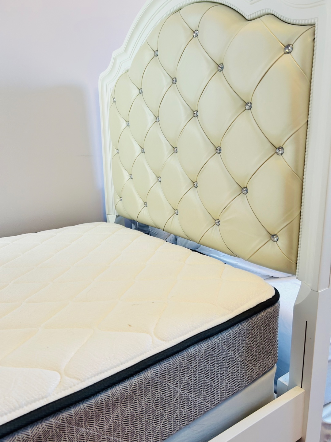 TWIN SIZE Bedframe, Twin Mattress + base - photo 2