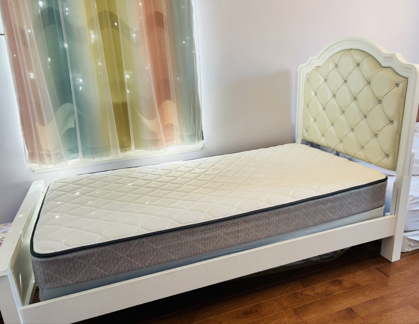 TWIN SIZE Bedframe, Twin Mattress + base