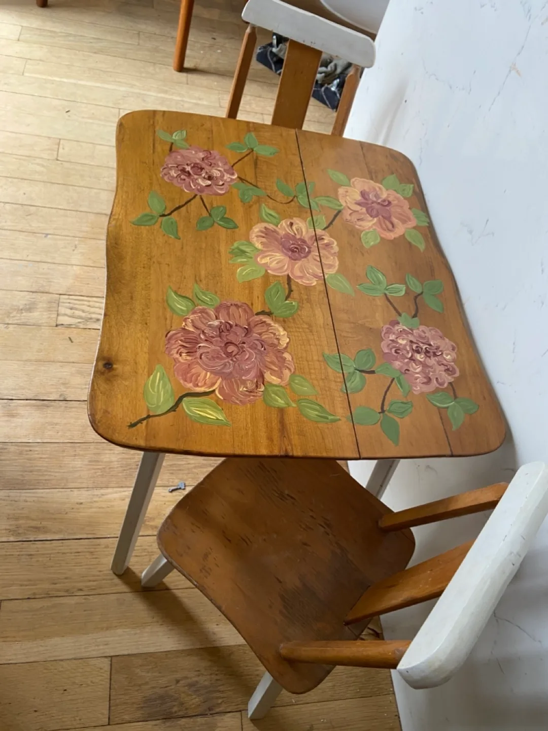 Vintage Children's Table and Chair Set with Floral Design image indicator(2)