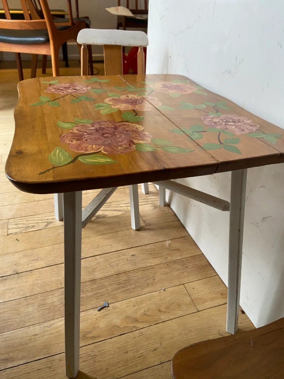 Vintage Children's Table and Chair Set with Floral Design image indicator(5)